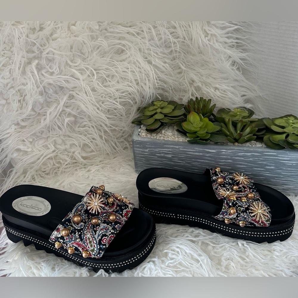 Flat Sandals With Flower Print
Decorated With Fashionable Gem For Women